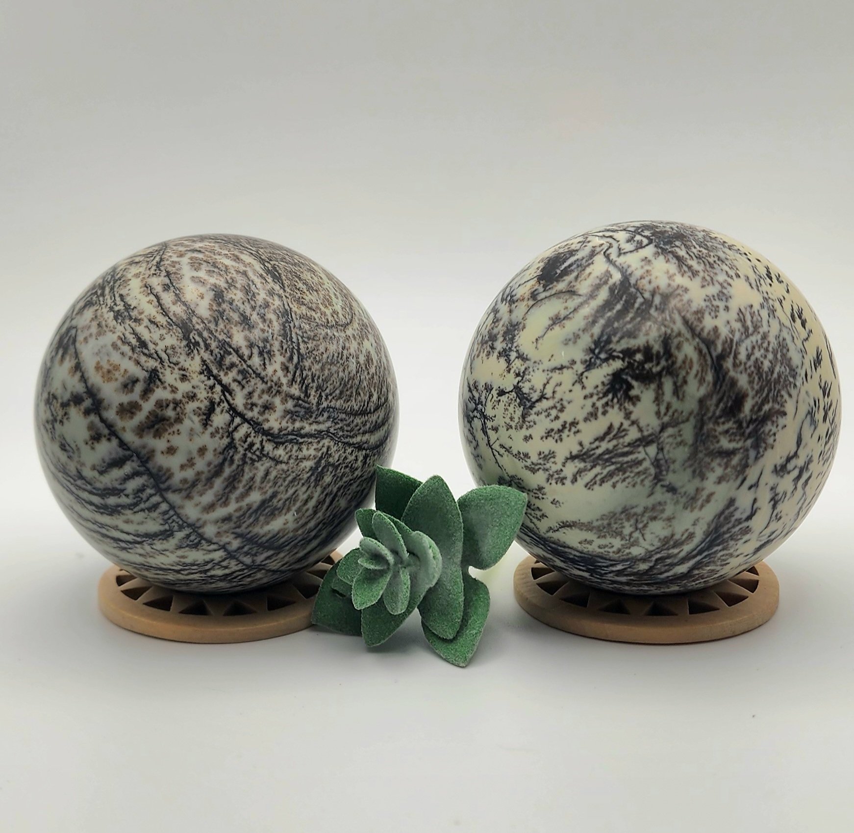 Dendritic Calcite Spheres